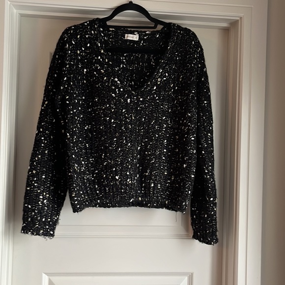 Size Med. Black Long Sleeved Sweater. - Picture 2 of 6